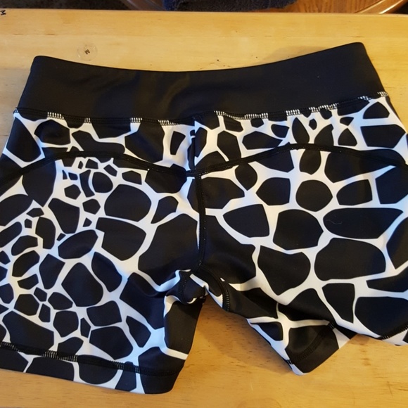 Strong Lift Wear booty short - Picture 3 of 3